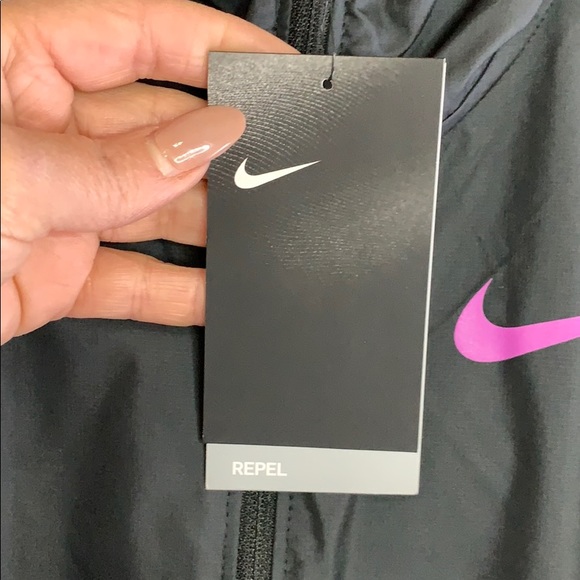 Nike Essential Water Repellent Hooded Run jacket - Picture 9 of 12